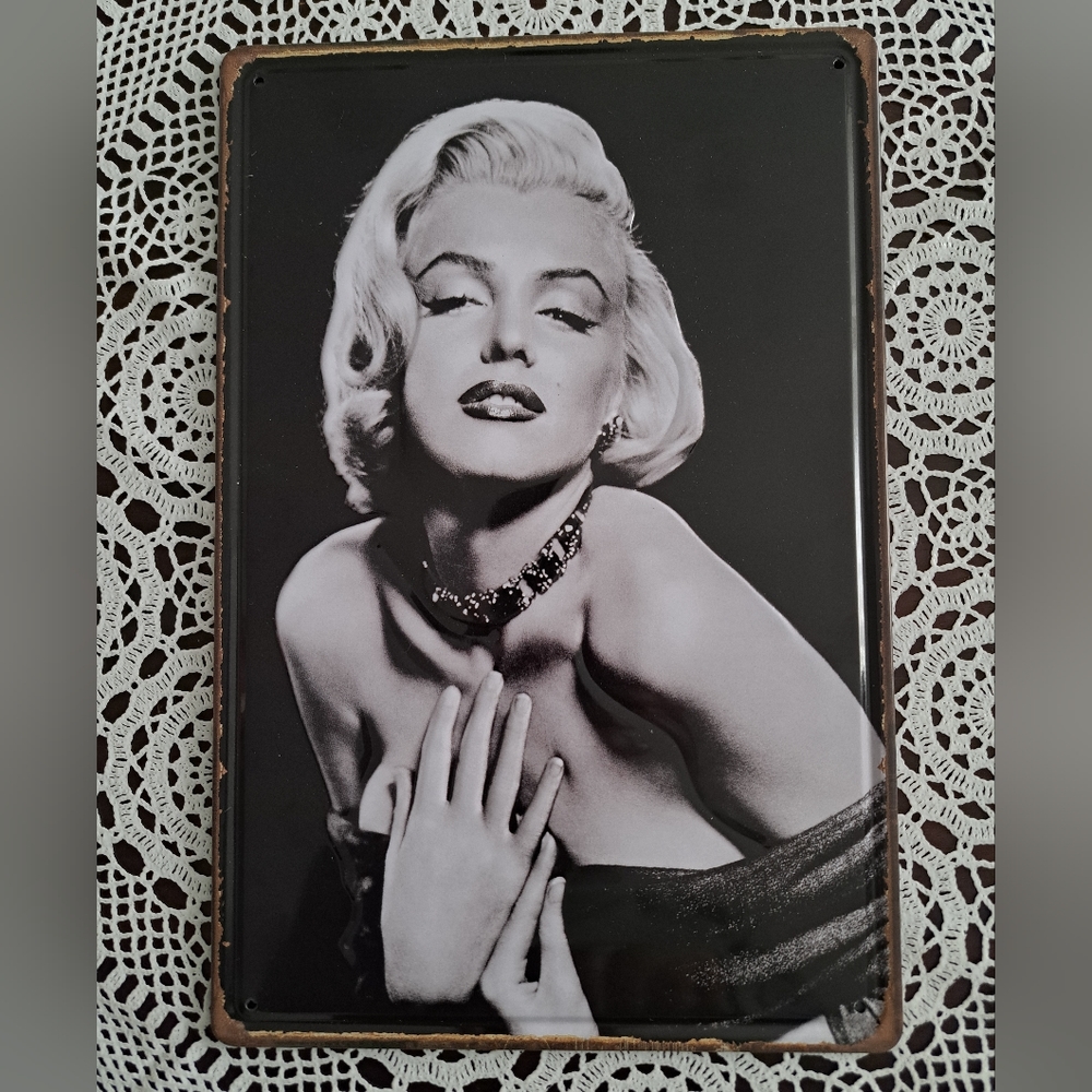 MARILYN MONROE...Queen of Beauty